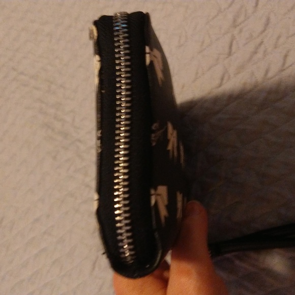 NWOT Betsey Johnson White Bow Black Background. Hot Pink Inside. - Picture 6 of 13